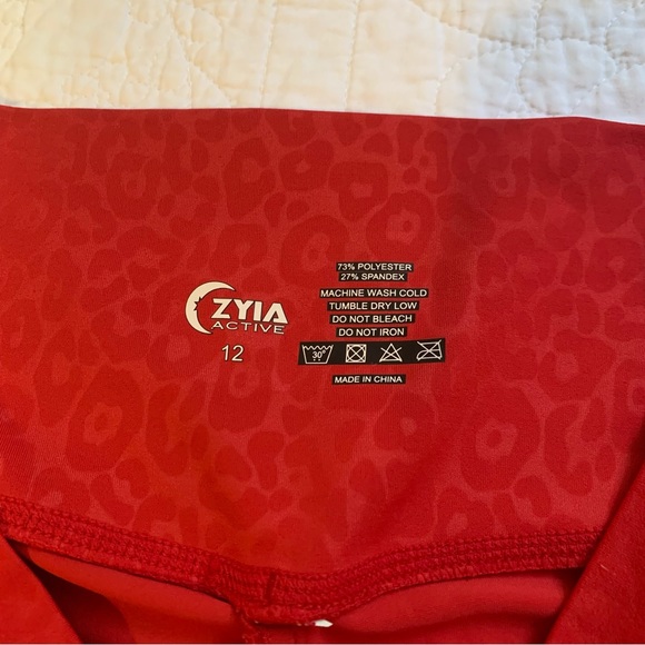 Zyia active 12 red leopard scrunch butt leggings - Picture 3 of 6